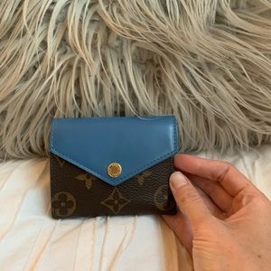 AMAZING condition Louis Vuitton Zoe Wallet 🔒🦋💙